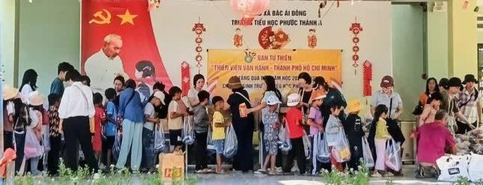 Đoàn trao quà cho học sinh