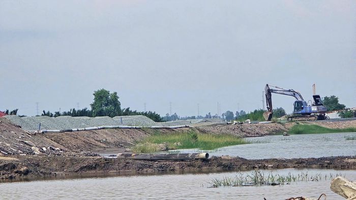 Vật liệu đá là thách thức lớn trong thi công dự án đường Hồ Chí Minh qua An Giang. Ảnh: Quốc Dũng