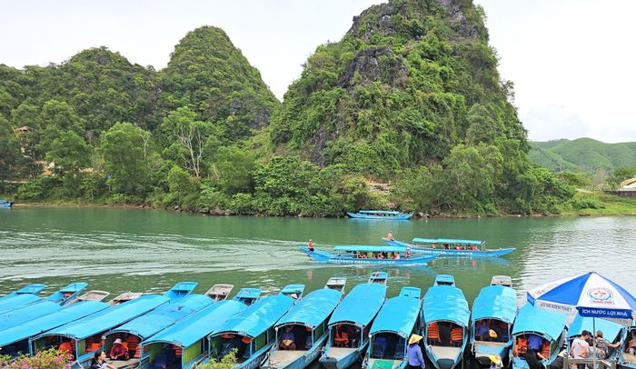 Thuyền chở du khách đi tham quan động Phong Nha.