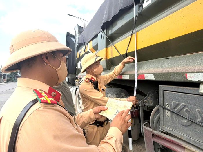 Cảnh sát giao thông kiểm tra kích thước thùng xe lưu thông trên tuyến đường Hồ Chí Minh qua địa phận tỉnh Hoà Bình cũ.