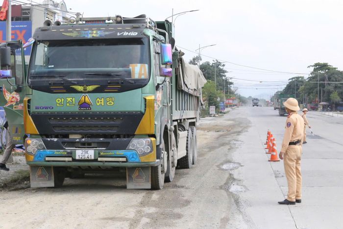 Theo ghi nhận của phóng viên Báo Xây dựng tại tuyến đường Hồ Chí Minh ngày 12/8 cho thấy, lực lượng CSGT kiểm tra, phát hiện và xử lý nhiều trường hợp ô tô vi phạm kích thước thùng, làm rơi vãi đất đá xuống đường gây mất an toàn giao thông. 