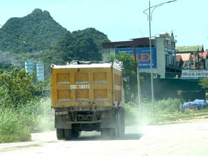 Theo phản ánh của người dân, mỗi ngày có nhiều đoàn xe tải nặng chở vật liệu từ hàng chục mỏ đá làm rơi vãi vật liệu, bụi bẩn ra đường, gây ô nhiễm, mất vệ sinh môi trường trên tuyến đường Hồ Chí Minh qua địa bàn tỉnh Hòa Bình cũ (nay là Phú Thọ).