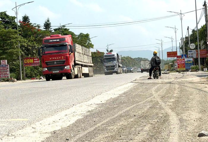 Bà Nguyễn Thị Hải (ở xã Liên Sơn, tỉnh Phú Thọ) cho biết: Sỏi đá rơi dày đặc trên đường, đặc biệt là hai bên lề đường, kín cả hành lang và làn dành cho xe thô sơ, xe gắn máy trên chiều dài hàng chục km khiến người dân đi lại gặp rất nhiều khó khăn.