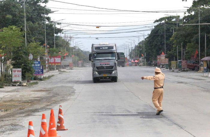 Trước tình trạng trên Đội Cảnh sát giao thông đường bộ số 5, Phòng Cảnh sát giao thông Công an tỉnh Phú Thọ thường xuyên kiểm tra, phát hiện và xử lý nhiều trường hợp ô tô chở vật liệu xây dựng làm rơi xuống đường.