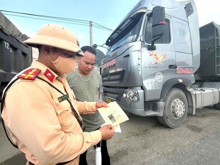 Thiếu tá Bùi Văn Khoa, cán bộ Đội Cảnh sát giao thông đường bộ số 5, Phòng Cảnh sát giao thông Công an tỉnh Phú Thọ cho biết: Đội thường xuyên tuần tra, kiểm soát, tuyên truyền và xử lý phương tiện chở vật liệu quá khổ, quá tải, cơi nới thành thùng xe và làm rơi đất đá xuống đường.