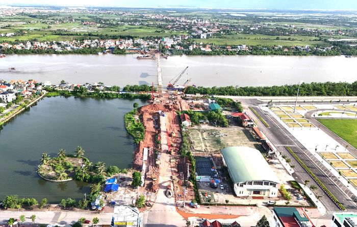 Dự án xây dựng cầu Sông Chanh trên đường tỉnh 338 đang được chủ đầu tư và nhà thầu gấp rút thi công, tháo dỡ phần cầu cũ và triển khai hai bên đường dẫn, phấn đấu bảo đảm tiến độ.