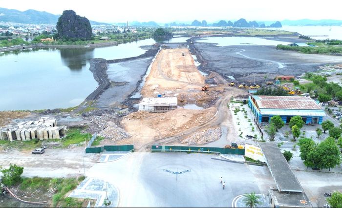 Dự án đường ven biển Tây Bắc vịnh Cửa Lục - dự án thành phần 2, tỷ lệ giải ngân mới đạt 0,6%.