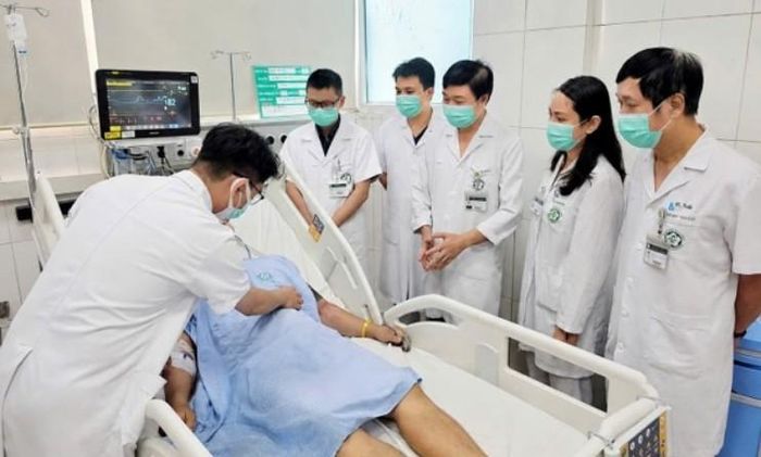 Các bác sĩ tại Bệnh viện Bạch Mai thăm khám cho bệnh nhân mắc sốt rét ác tính.