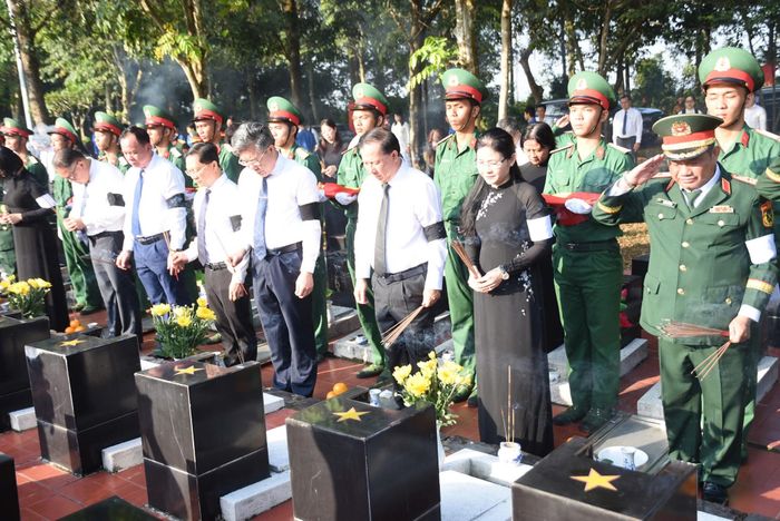 Thành kính dâng hương trước anh linh các anh hùng liệt sĩ.