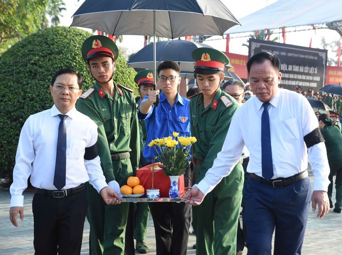 Lãnh đạo TP Đồng Nai tiễn các anh hùng liệt sĩ về nơi an nghỉ.