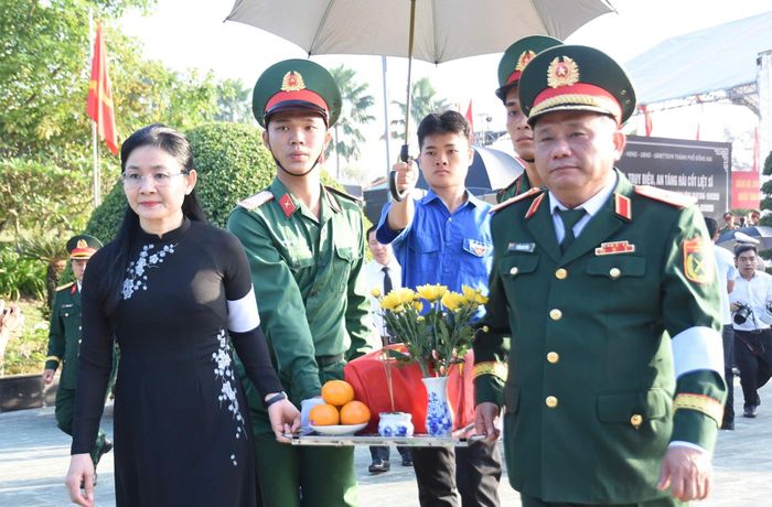 Đại biểu đưa tiễn các anh hùng liệt sĩ về nơi an nghỉ.