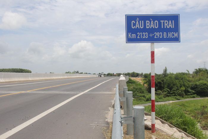Trên tuyến có 8 cầu đã làm xong, sẵn sàng chờ ngày thông xe. (Trong ảnh cầu Bào Trai kết nối ra nút giao quốc lộ N2).