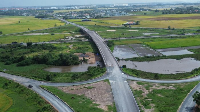 Trao đổi với PV, ông Hoàng Thế Lâm, Phó trưởng phòng dự án 1, Ban Quản lý dự án đường Hồ Chí Minh (Bộ Xây dựng) cho biết: Đến nay hai gói thầu XL02, XL03 qua tỉnh Tây Ninh đạt tiến độ gần 95%, "chủ đầu tư đang đôn đốc nhà thầu đẩy nhanh thi công các hạng mục tuyến nhánh nút giao QL22, phấn đấu cơ bản thông xe kỹ thuật trong tháng 9/2026", ông Lâm cho hay.