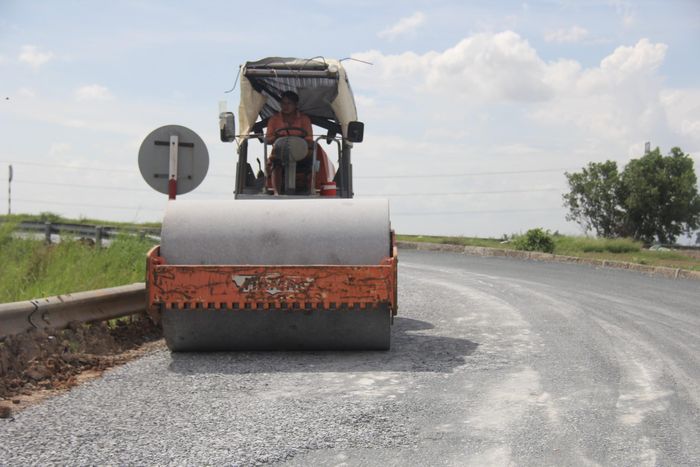 Xe lu thi công tại nhánh đường dẫn lên nút giao QL22.