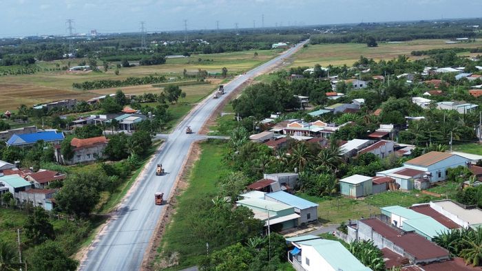 Những ngày này trên công trường nút giao QL22 (phường Trảng Bảng), sau thời gian dài chờ nguồn vật liệu, nay được khơi thông nhà thầu đang lu nèn cấp phối đá dăm để thảm nhựa.