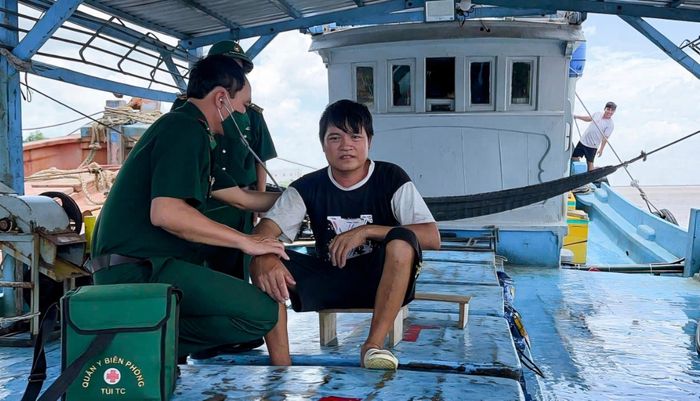 Lực lượng Quân y thuộc Hải đội Biên phòng, Bộ đội Biên phòng TP Cần Thơ thăm khám, kiểm tra sức khỏe thuyền viên sau khi được cứu nạn an toàn.