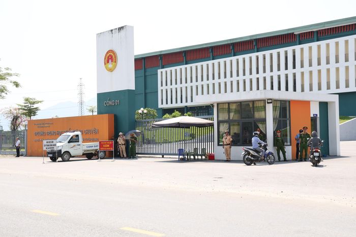 Thứ trưởng Thường trực Bộ GD&ĐT Phạm Ngọc Thưởng, Trưởng ban Chỉ đạo thi cấp quốc gia Kỳ thi tốt nghiệp THPT năm 2026, vừa ký quyết định thành lập Đoàn giám sát của Ban Chỉ đạo đối với công tác tổ chức thi lại, gồm coi thi và chấm thi, cho các thí sinh tại điểm thi Trường THPT chuyên Tuyên Quang. Đoàn giám sát gồm 5 thành viên, do một lãnh đạo Cục Quản lý chất lượng, thành viên Ban Chỉ đạo cấp quốc gia Kỳ thi tốt nghiệp THPT năm 2026, làm Trưởng đoàn.