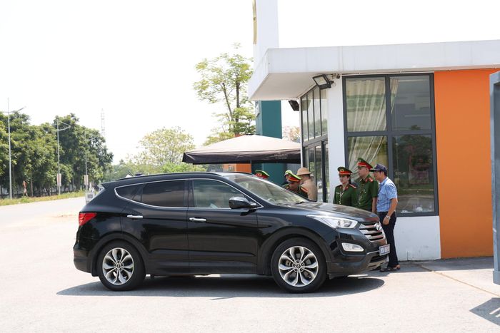 Tại điểm thi lần này có 70 người trực tiếp làm nhiệm vụ, gồm lãnh đạo ban coi thi, thư ký, giám thị, cán bộ giám sát, công an, y tế và bảo vệ.
