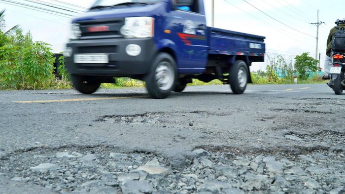 Đại diện đơn vị quản lý tuyến cho biết, nguyên nhân mặt đường nhanh chóng hư hỏng là do thời gian qua xuất hiện mưa lớn kéo dài, kết hợp với mật độ phương tiện lưu thông cao làm cho kết cấu mặt đường nhanh bị phá dỡ.