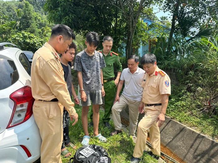 Nhóm đối tượng tại cơ quan công an.