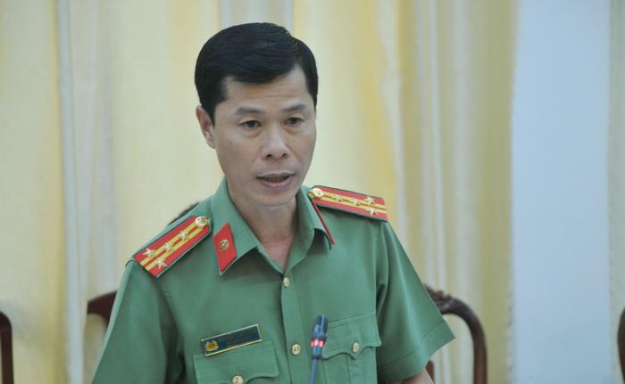 Ông Trần Phú Lộc Thành, quyền Giám đốc Sở Tài chính (ảnh trái); Đại tá Nguyễn Thanh Bình, Phó giám đốc Công an TP Cần Thơ thảo luận tại cuộc họp. 