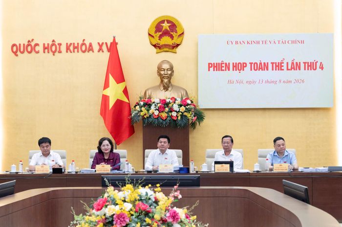 Phó Chủ tịch Quốc hội Nguyễn Thị Hồng, Phó Chủ tịch Quốc hội Nguyễn Hồng Diên, Chủ nhiệm Ủy ban Kinh tế và Tài chính Phan Văn Mãi cùng các Phó Chủ nhiệm Ủy ban tại phiên họp. (Ảnh: Quochoi.vn).