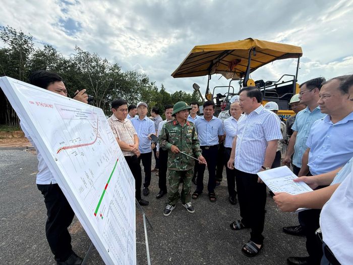 Nhà thầu báo cáo tiến độ dự án.