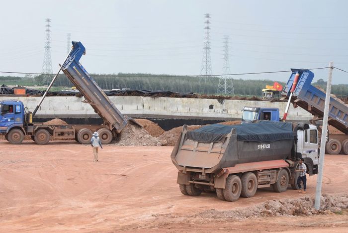 Nhà thầu huy động xe máy thiết bị đẩy nhanh thi công.