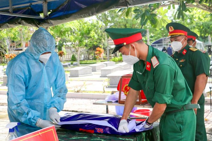 Lấy mẫu hài cốt liệt sĩ đối với các phần mộ chưa xác định được thông tin tại Nghĩa trang Liệt sĩ Bình Minh.