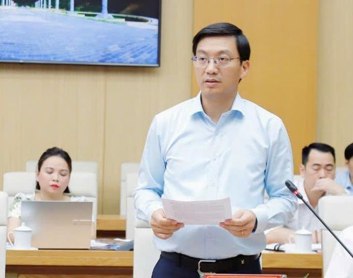 Giám đốc Sở Xây dựng Nguyễn Xuân Quang báo cáo việc xây dựng hệ thống định mức kinh tế - kỹ thuật dịch vụ chiếu sáng, thoát nước và cây xanh đô thị.