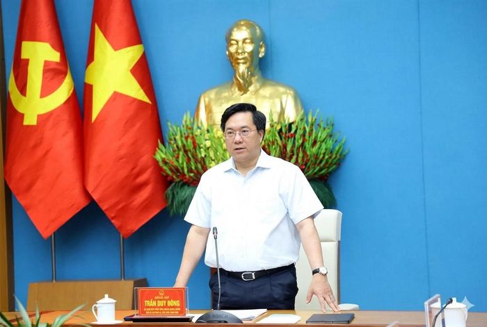 Chủ tịch UBND tỉnh Trần Duy Đông chủ trì hội nghị.