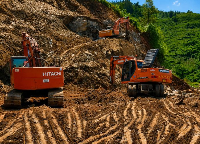 Vị trí Km3+00/QL.4E thuộc xã Lùng Phình đang được nâng cấp sửa chữa do mưa bão.