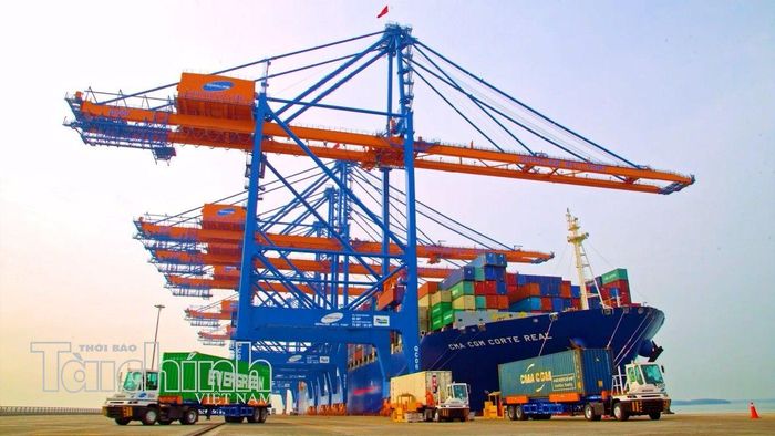 TP. Hồ Chí Minh đang đẩy mạnh phát triển hạ tầng giao thông kết nối vùng với hệ thống cảng biển và hoàn thiện quy hoạch hạ tầng logistics. Ảnh: Việt Dũng.