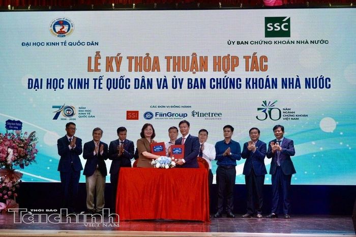 Đại diện Ủy ban Chứng khoán Nhà nước và Đại học Kinh tế Quốc dân ký kết thỏa thuận hợp tác. Ảnh: Mai Tấn
