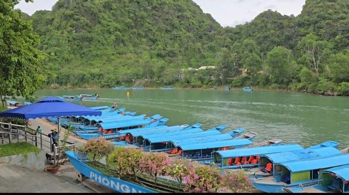  Bến thuyền đưa du khách đi bằng đường sông đến Khu du lịch Phong Nha - Kẻ Bàng 