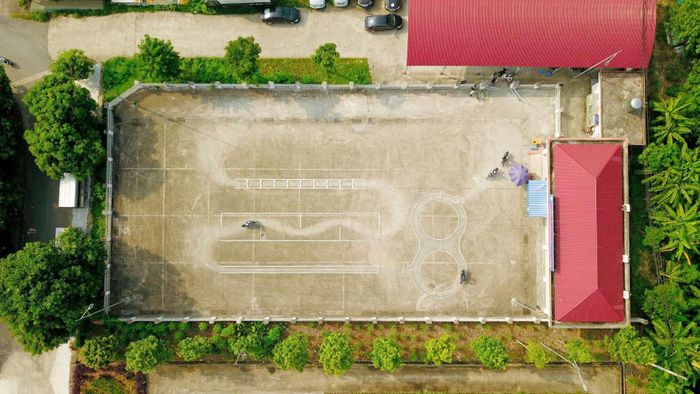 Khu vực sân thực hành nhìn từ trên cao, cho thấy hệ thống đường tập lái và các bài thực hành được bố trí riêng biệt.