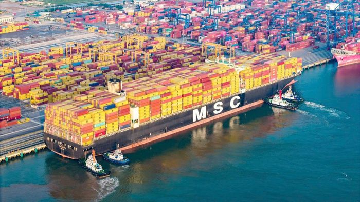Tàu container của MSC làm hàng tại khu bến Lạch Huyện. Việc mở rộng hợp tác với các hãng tàu quốc tế góp phần kết nối cảng biển Hải Phòng với chuỗi vận tải toàn cầu. Ảnh: Huy Tưởng - Lan Chi
