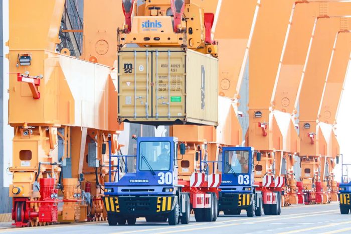 Thiết bị bốc xếp là một trong những khâu trọng tâm của quá trình điện hóa, tự động hóa và giảm phát thải tại cảng biển. Ảnh: Huy Tưởng - Lan Chi