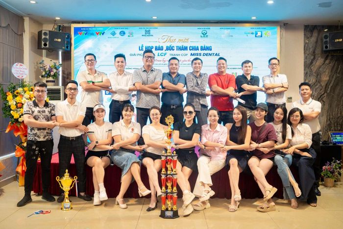 Đại diện các vận động viên, ban tổ chức chụp ảnh lưu niệm tại buổi họp công bố, bốc thăm chia bảng giải đấu.
