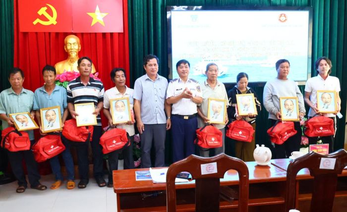Bộ Tư lệnh Vùng Cảnh sát biển 4 tặng cờ Tổ quốc, ảnh Bác Hồ cho ngư dân, chủ phương tiện, thuyền trưởng tàu cá. Ảnh: Thanh Điểu