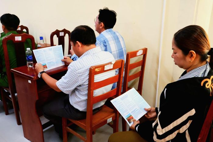 Tờ rơi tuyên truyền pháp luật được phát cho ngư dân tại Thổ Châu, An Giang. Ảnh: Thanh Điểu