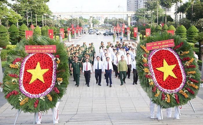 TP. Hồ Chí Minh tổ chức nhiều đoàn viếng, thắp hương tại các đền tưởng niệm, nghĩa trang liệt sĩ trên địa bàn thành phố. Trong ảnh, Đoàn đại biểu TP. Hồ Chí Minh đến dâng hoa, dâng hương tại nghĩa trang liệt sĩ thành phố dịp 27/7