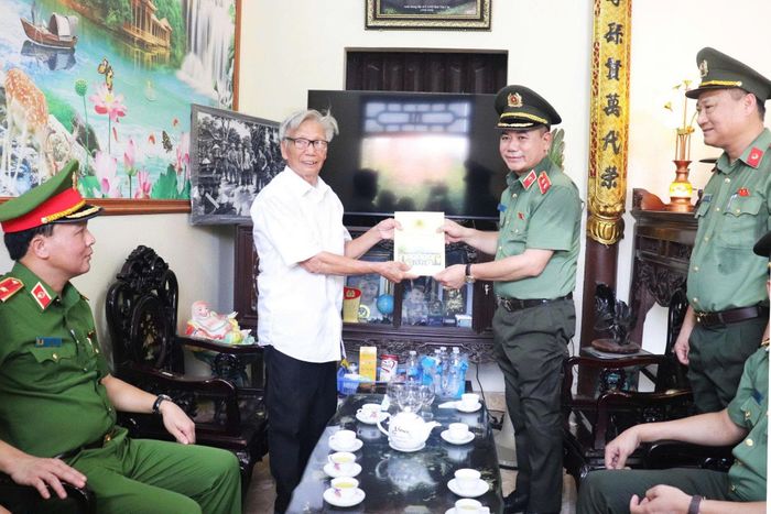 Trung tướng Nguyễn Thanh Tùng thăm hỏi, tặng quà thân nhân Anh hùng liệt sỹ Bùi Thị Cúc