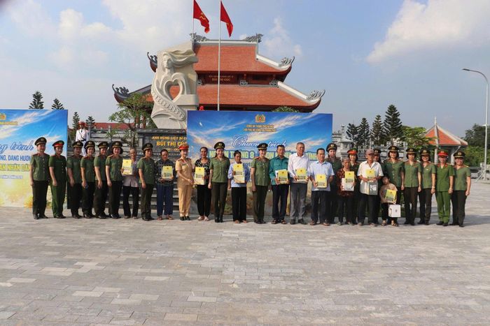 Hội phụ nữ Công an thành phố Hà Nội trao tặng quà người dân có hoàn cảnh khó khăn tại xã Xuân Trúc