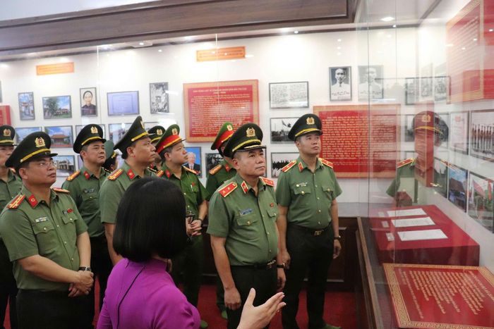 Đoàn đại biểu Công an Hà Nội tham quan khu trưng bày hiện vật về Anh hùng liệt sĩ Bùi Thị Cúc