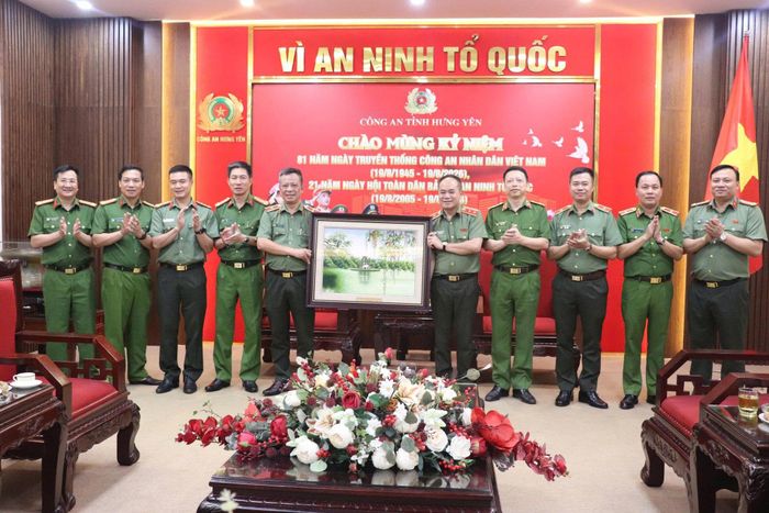 Đoàn đại biểu Công an thành phố Hà Nội tặng quà lưu niệm Công an tỉnh Hưng Yên