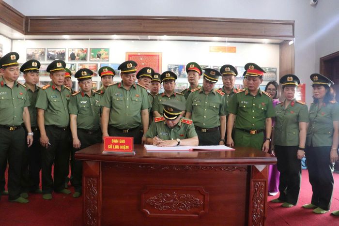 Giám đốc Công an TP. Hà Nội, Trung tướng, Anh hùng Lực lượng vũ trang nhân dân Nguyễn Thanh Tùng viết sổ cảm tưởng tại khu lưu niệm Anh hùng liệt sĩ Bùi Thị Cúc