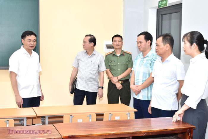 Đồng chí Phó Chủ tịch UBND tỉnh Đỗ Anh Tuấn kiểm tra cơ sở vật chất, điều kiện tổ chức thi tại phòng thi ở Điểm thi Trường THPT Chuyên Tuyên Quang. Ảnh: Tuyenquang.gov
