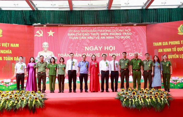 Các đại biểu chụp ảnh lưu niệm tại chương trình.