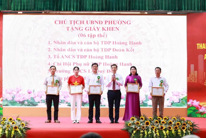 Biểu dương các tập thể, cá nhân có thành tích xuất sắc, đóng góp tích cực trong xây dựng phong trào toàn dân bảo vệ an ninh Tổ quốc.